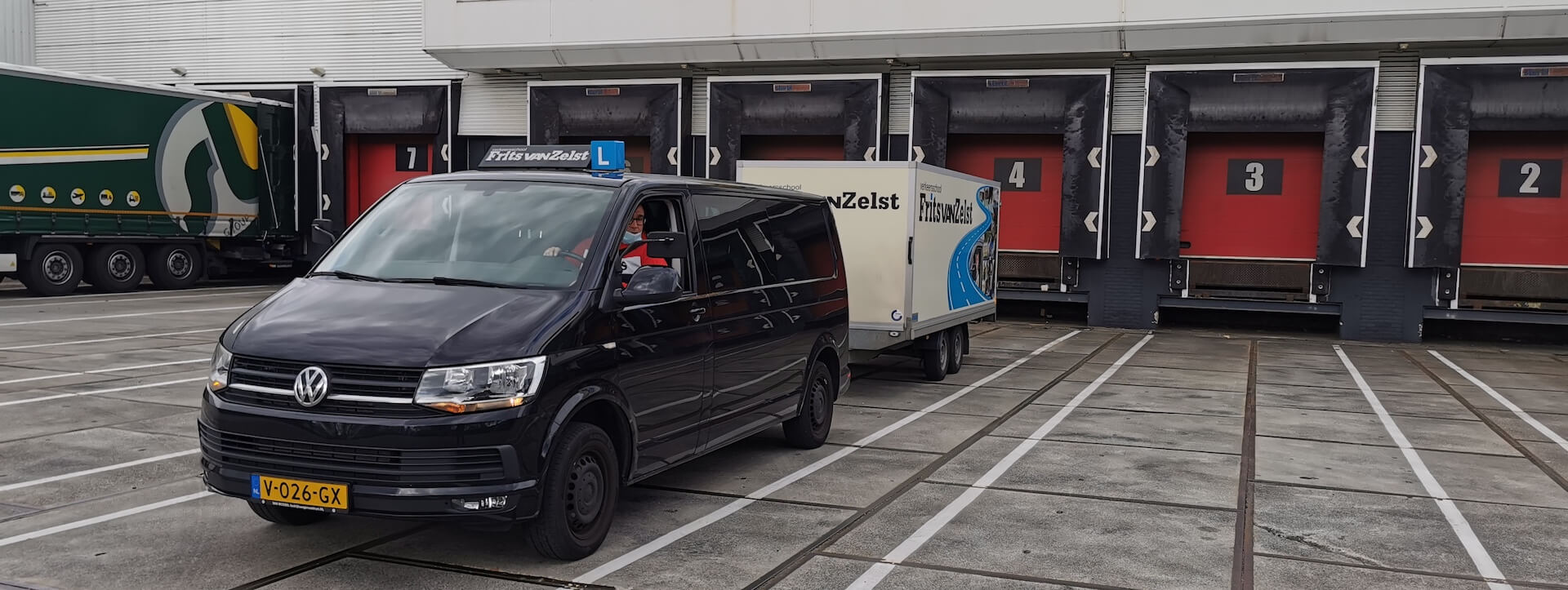 Aanhangwagen achteruitrijden tijdens praktijkles